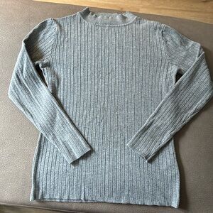 Fitted ribbed thin sweater